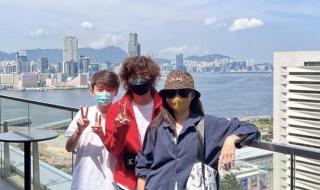 妈妈感谢女儿送的生日礼物