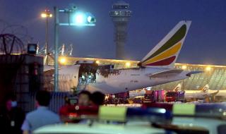 上海浦东机场一架货机起火